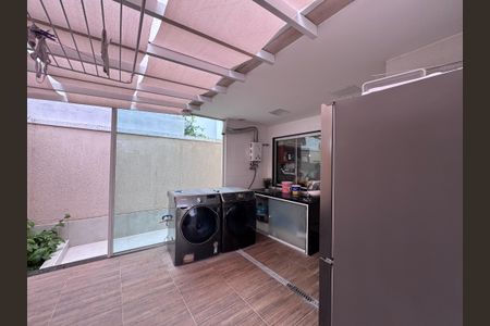 Casa de condomínio à venda com 250m², 5 quartos e 2 vagas Casa de condomínio à venda com 250m², 5 quartos e 2 vagasÁrea de Serviço