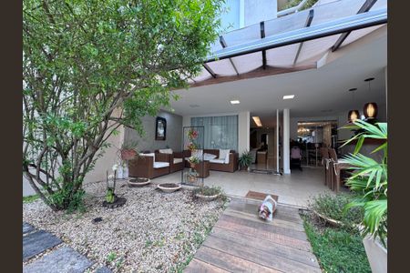 Casa de condomínio à venda com 250m², 5 quartos e 2 vagas Casa de condomínio à venda com 250m², 5 quartos e 2 vagasÁrea externa