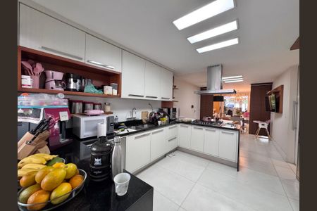 Casa de condomínio à venda com 250m², 5 quartos e 2 vagas Casa de condomínio à venda com 250m², 5 quartos e 2 vagasCozinha