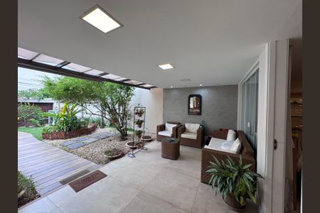 Casa de condomínio à venda com 250m², 5 quartos e 2 vagas Casa de condomínio à venda com 250m², 5 quartos e 2 vagasÁrea externa