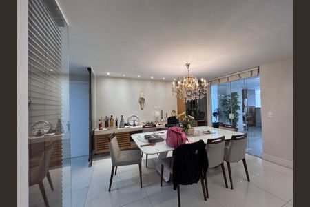 Casa de condomínio à venda com 250m², 5 quartos e 2 vagas Casa de condomínio à venda com 250m², 5 quartos e 2 vagasSala