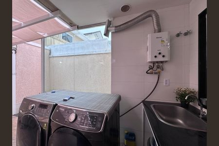 Casa de condomínio à venda com 250m², 5 quartos e 2 vagas Casa de condomínio à venda com 250m², 5 quartos e 2 vagasÁrea de Serviço