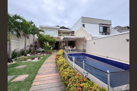 Casa de condomínio à venda com 250m², 5 quartos e 2 vagas Casa de condomínio à venda com 250m², 5 quartos e 2 vagasÁrea externa