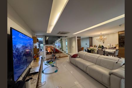 Casa de condomínio à venda com 250m², 5 quartos e 2 vagas Casa de condomínio à venda com 250m², 5 quartos e 2 vagasSala