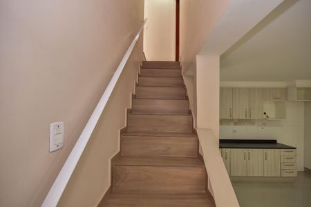 Escada de casa para alugar com 3 quartos, 193m² em Parque Esmeralda, São Paulo