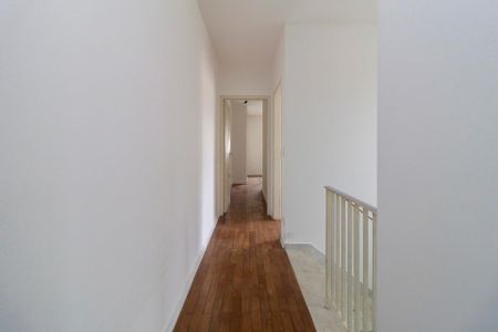 Casa à venda com 200m², 4 quartos e 3 vagas Casa à venda com 200m², 4 quartos e 3 vagasCorredor