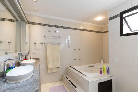 Apartamento para alugar com 246m², 4 quartos e 4 vagasBanheiro da Suíte 1