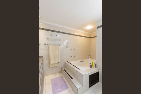 Apartamento para alugar com 246m², 4 quartos e 4 vagasBanheiro da Suíte 1