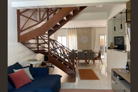 Sala de casa de condomínio para alugar com 3 quartos, 132m² em Jardim Maria Tereza, Cotia