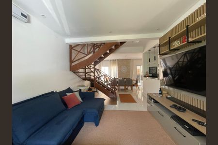 Sala de casa de condomínio para alugar com 3 quartos, 132m² em Jardim Maria Tereza, Cotia