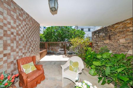 Casa à venda com 440m², 5 quartos e 3 vagas Casa à venda com 440m², 5 quartos e 3 vagasVaranda