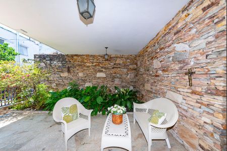 Casa à venda com 440m², 5 quartos e 3 vagas Casa à venda com 440m², 5 quartos e 3 vagasVaranda