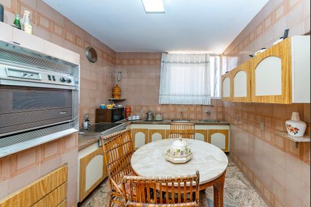 Casa à venda com 440m², 5 quartos e 3 vagas Casa à venda com 440m², 5 quartos e 3 vagasCozinha 2