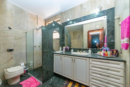 Casa à venda com 440m², 5 quartos e 3 vagas Casa à venda com 440m², 5 quartos e 3 vagasBanheiro da Suíte 1