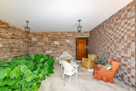 Casa à venda com 440m², 5 quartos e 3 vagas Casa à venda com 440m², 5 quartos e 3 vagasVaranda