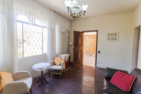 Casa à venda com 261m², 5 quartos e 2 vagasSala