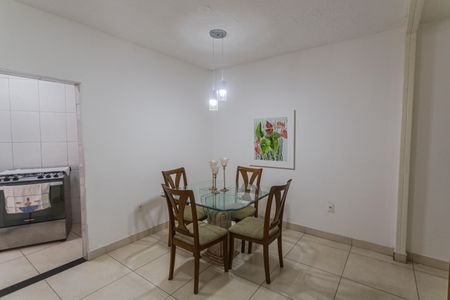 Casa à venda com 261m², 5 quartos e 2 vagasSala da Casa de Fundos