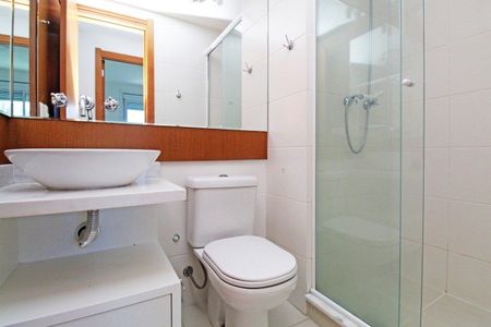 Banheiro da Suíte de apartamento para alugar com 2 quartos, 66m² em Jardim Europa, Porto Alegre