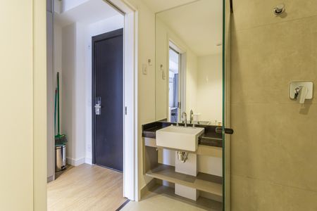 Banheiro de kitnet/studio para alugar com 1 quarto, 22m² em Indianópolis, São Paulo