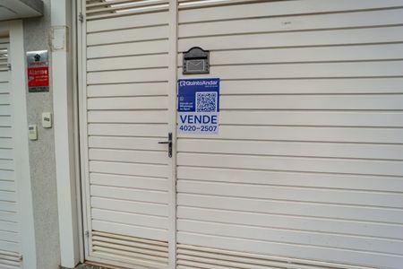 Casa à venda com 99m², 3 quartos e 2 vagas Casa à venda com 99m², 3 quartos e 2 vagasFachada