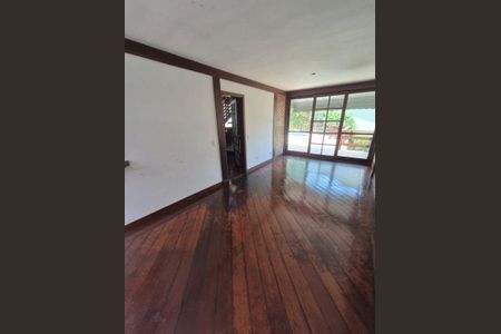 Casa à venda com 3 quartos, 326m² em Matapaca, Niterói