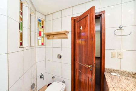 Casa de condomínio à venda com 330m², 3 quartos e 2 vagasBanheiro da Suíte