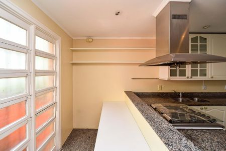 Casa de condomínio à venda com 330m², 3 quartos e 2 vagasCozinha