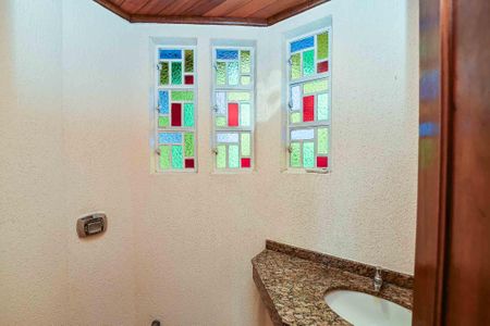 Casa de condomínio à venda com 330m², 3 quartos e 2 vagasLavabo