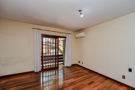 Casa de condomínio à venda com 330m², 3 quartos e 2 vagasSuíte