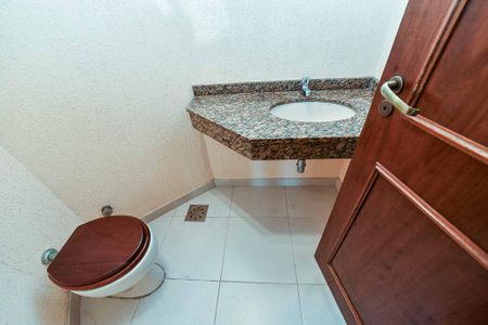 Casa de condomínio à venda com 330m², 3 quartos e 2 vagasLavabo