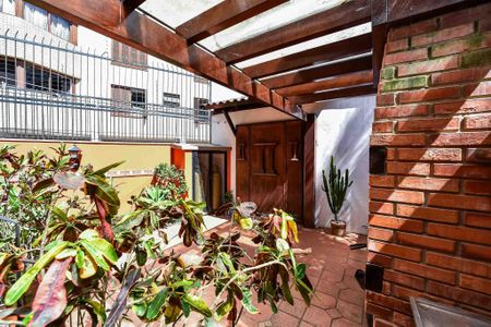 Casa de condomínio à venda com 330m², 3 quartos e 2 vagasQuintal