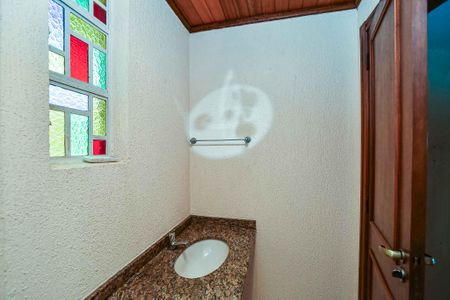 Casa de condomínio à venda com 330m², 3 quartos e 2 vagasLavabo