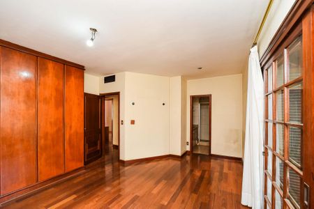 Casa de condomínio à venda com 330m², 3 quartos e 2 vagasSuíte