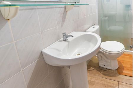 Banheiro  de casa para alugar com 1 quarto, 50m² em Parque Gerassi, Santo André