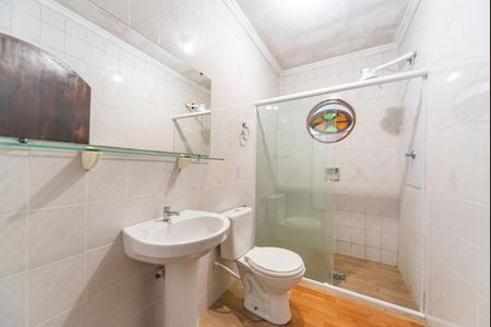 Banheiro  de casa para alugar com 1 quarto, 50m² em Parque Gerassi, Santo André