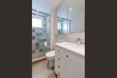 Banheiro de apartamento para alugar com 3 quartos, 105m² em Passo d’Areia, Porto Alegre