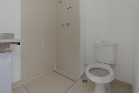 Banheiro de kitnet/studio para alugar com 1 quarto, 27m² em Sacoma, São Paulo