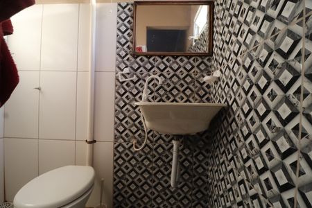 Banheiro Social de kitnet/studio para alugar com 1 quarto, 18m² em Martins, Uberlândia