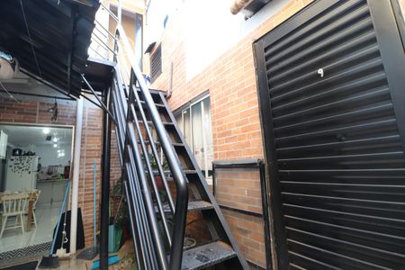 Escada  de kitnet/studio para alugar com 1 quarto, 18m² em Martins, Uberlândia