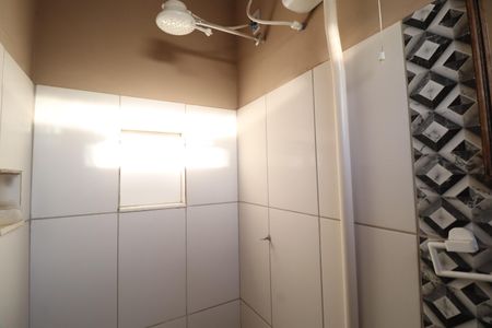 Banheiro Social de kitnet/studio para alugar com 1 quarto, 18m² em Martins, Uberlândia