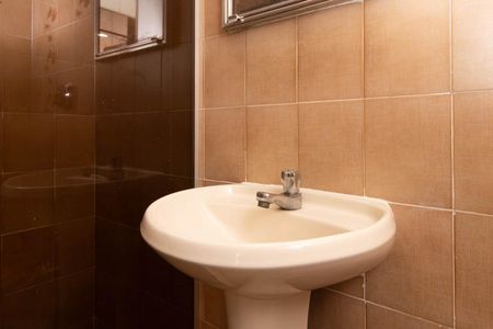 Banheiro de apartamento para alugar com 1 quarto, 32m² em Santana, Porto Alegre