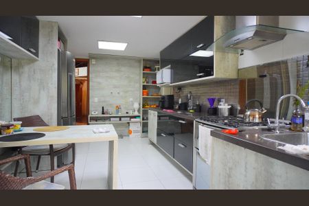 Casa à venda com 240m², 3 quartos e 2 vagasCozinha 