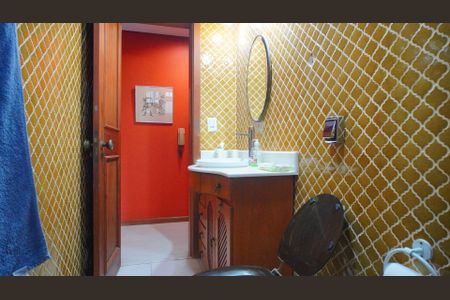 Casa à venda com 240m², 3 quartos e 2 vagasBanheiro corredor 