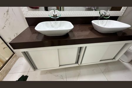 Apartamento à venda com 240m², 3 quartos e 3 vagas Apartamento à venda com 240m², 3 quartos e 3 vagasBanheiro quarto 1