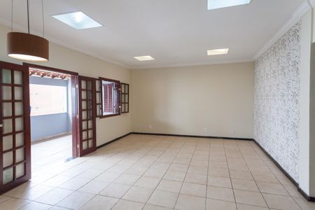 sala de casa à venda com 3 quartos, 180m² em Buritis, Belo Horizonte