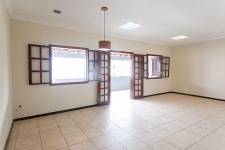 sala de casa à venda com 3 quartos, 180m² em Buritis, Belo Horizonte