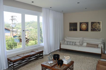 Casa de Condomínio para alugar com 3 quartos, 355m² em Jardim Indaia, Embu das Artes