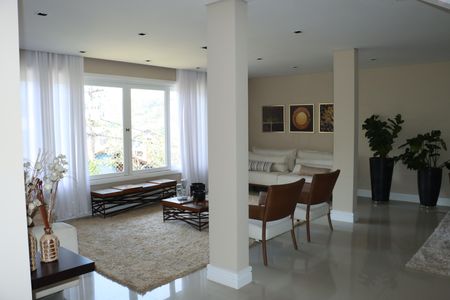 Sala de casa de condomínio para alugar com 3 quartos, 355m² em Jardim Indaia, Embu das Artes