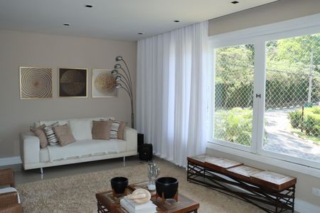 Casa de Condomínio para alugar com 3 quartos, 355m² em Jardim Indaia, Embu das Artes