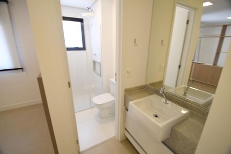 Banheiro Social de kitnet/studio para alugar com 1 quarto, 46m² em Centro, Campinas